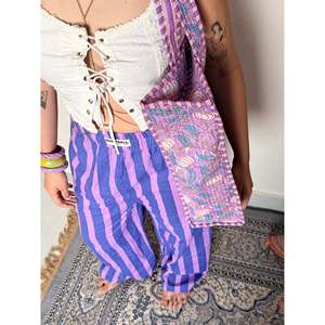 Pantalones Morados Suaves con Rayas Anchas, Tejido de Tela, Tabla de Tallas en la Descripción - Product Image 5