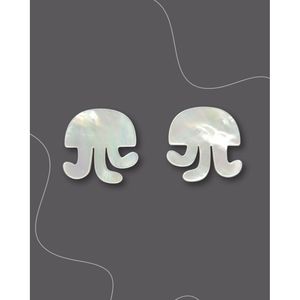 Boucles d'oreilles en perles avec nacre blanche et motif méduse - Product Image 1