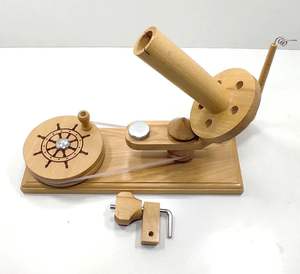 Enrouleur boule de fil en bois Enrouleur en bois de hêtre Fabriqué à la main Design unique et cadeau Conception de roue de bateau gravée pour la fabrication de Hank - Product Image 2