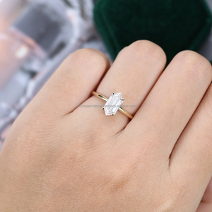 Anillo de compromiso de 6 puntas chapado en oro amarillo de 14 quilates, anillo de compromiso de solitario de diamante de moissanita con corte hexagonal para mujer - Product Image 2