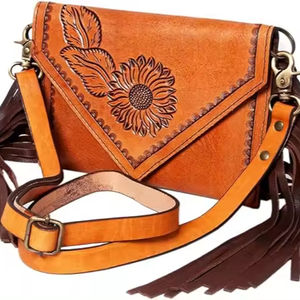 Cartera de cuero tallado a mano con flecos para mujer - Product Image 1