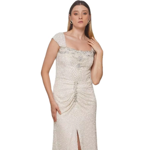 Robe de mariée en polyester à texture douce de qualité supérieure avec un design élégant à train long et un col carré pour une cérémonie de mariage - Product Image 1