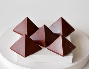 Pyramides miniatures en lapis-lazuli de qualité supérieure pour la méditation et la décoration - Product Image 1