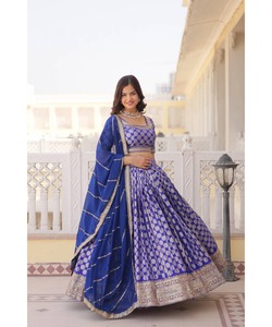 LavisaRajasthani Bridal LachaCholi pour les femmes en blanc avec broderie lourde Chunni - Product Image 6