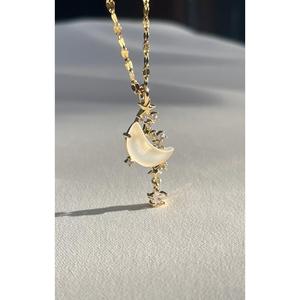 Collana con ciondolo in pietra e luna in acciaio