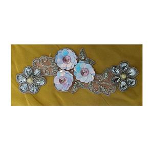 Collection élégante de patchs brodés pour saree et costumes, décoration en tissu et perles en provenance d'Inde - Product Image 1