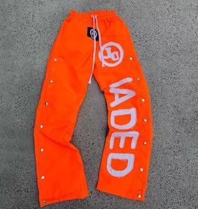 Pantalones Deportivos de Nylon con Bordado Personalizado, 100% Nylon, Pierna Recta y Ancha, Estilo Baggy, con Botones a Presión Laterales, para Hombre - Product Image 2