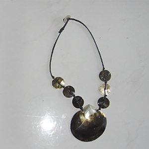 Collier de coquillages mélangés, perles de coquillages, pendentif en coquille noire de 45 mm, idée de cadeau religieux - Product Image 1