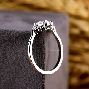 แหวนเพชรทรงกลมแบบ Halo ประดับเพชรแล็บโกรน 14K ทองคำแท้ 3.4 กะรัต ดีไซน์หรูหรา สำหรับผู้หญิง เหมาะสำหรับเป็นของขวัญในโอกาสหมั้น แต่งงาน หรือวันครบรอบ - Product Image 4