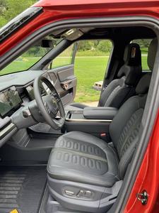 Camioneta REVEAN RIT AWD 2022 con Doble Motor, Batería de Litio, Neumáticos R18, Asientos de Cuero, 6 Asientos, Techo Panorámico, Cámara Trasera - Product Image 4