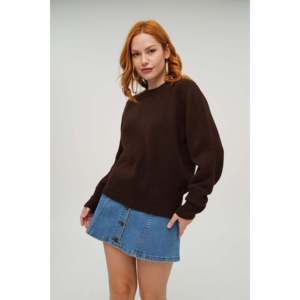 LUSTRIN Women's Plain Brown Crew Neck <b>Pullover</b> <b>Sweater</b> - Wholesale Long Sleeve Knitwear Top for Autumn Winter Casual Wear - Product Image 4
