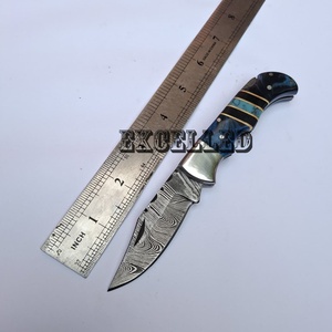 Couteau pliant damas personnalisé fait à la main couteau de poche multifonctionnel de survie en plein air avec manche en résine - Product Image 6