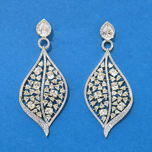 Boucles d'oreilles classiques Cz avec placage rhodium carat 2 tons Exportateur de bijoux de mode en Inde - Product Image 1