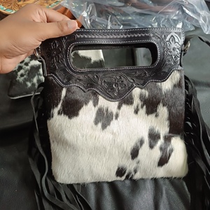 กระเป๋าสะพายพาดลำตัวหนังวัวสีดำทำจากอินเดียมีสายคล้องมือลายดอกไม้สลักลายดอกไม้กระเป๋าคุณภาพสูง - Product Image 1