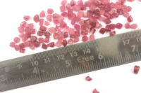 Lot de 50 pierres brutes de tourmaline rose naturelle de haute qualité (2-4 mm) – Authentiques, taillées à la main, effet optique étoilé, pour la fabrication de bijoux
