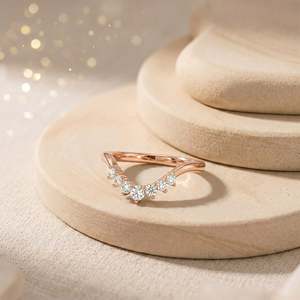 Bague en or rose Prestige Chevron sertie de diamants - Product Image 1
