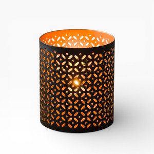 Porte-bougie en métal noir avec motif de coupe en pétale de diamant et intérieur à l'éclat orange vif - Product Image 1