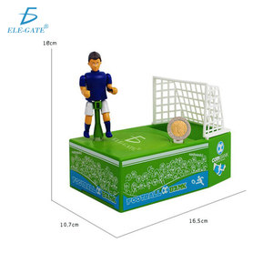 Tirelire électronique en plastique avec design de terrain de football et fonction de joueur qui frappe des pièces - Product Image 3