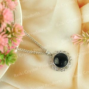 Collier pendentif rond en pierre de cristal naturelle avec chaîne en métal - Product Image 5