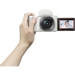 Appareil photo hybride blanc avec objectif 16-50 mm, pack complet incluant carte mémoire 128 Go, flash TTL et logiciel de montage pour équipement de diffusion en direct - Product Image 1