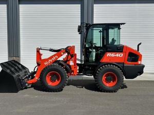 Tractor Kubota LA324 de 25 HP con Tracción en las 4 Ruedas, Color Rojo, con Cucharón Cargador Frontal - Product Image 4