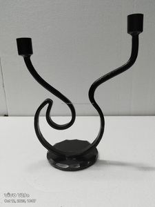 Bougeoirs double en métal et fer avec base ronde Bougeoirs de mariage en fer forgé noir - Product Image 2