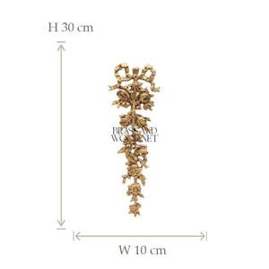 Décoration murale en laiton antique avec un design de ruban floral orné et des détails artisanaux dans un style vintage élégant - Product Image 4