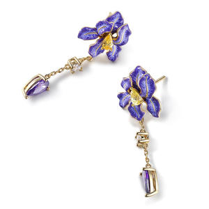 ต่างหูแฟชั่นทรงหยดน้ำเคลือบสีเงินสเตอร์ลิงลายดอกไอริสบลูมมิ่งจาก Jeulia - Product Image 2