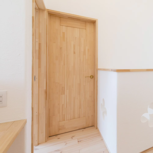 Marco de Puerta de Madera Maciza a Granel, Diseño Moderno, Laminado, Duradero, Pino Indonesio Japonés - Product Image 1