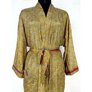 Bata Kimono de Seda Reciclada Vintage con Estampado de Hojas Boho, Ideal como Salida de Baño, Regalo de Aniversario para Damas de Honor o Día de Spa - Product Image 2