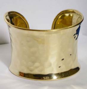 กำไลข้อมือทองแดงชุบทองหรูหราสำหรับผู้หญิง ดีไซน์ลายตอกแบบไม่ซ้ำใคร ขอบกว้างทรงบาน สร้อยข้อมือโลหะแข็งแรง สง่างาม - Product Image 4