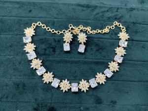 ชุดเครื่องประดับเจ้าสาวสไตล์วินเทจ ประดับลูกปัด ดีไซน์อินเดีย ลายระฆัง ต่างหูมุก สร้อยคอประดับเพชรซิคอน ขายส่ง เครื่องประดับแฟชั่น - Product Image 1