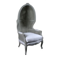 Fauteuil de salon en rotin gris antique français avec dossier à baldaquin et coussin pour le salon et les moments de loisirs