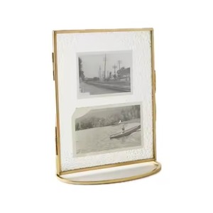 Marco de Fotos Doble de Vidrio Estilo Vintage Moderno, Cadena Dorada Rosa, Forma Triangular, Tamaños Personalizados - Product Image 3