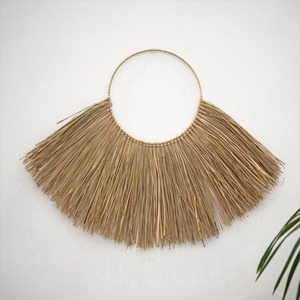 ของตกแต่งผนังสไตล์โบโฮจากหญ้าทะเลธรรมชาติ งานถักมือรูปพัด สำหรับตกแต่งบ้าน ผลิตในเวียดนาม - Product Image 1