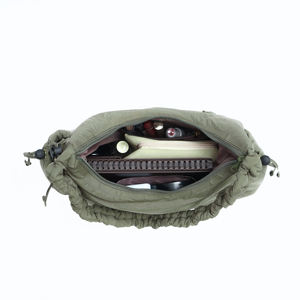 Sac à bandoulière spacieux Crinkle Premium avec fermeture à glissière, sangle réglable et poche pratique - Product Image 4