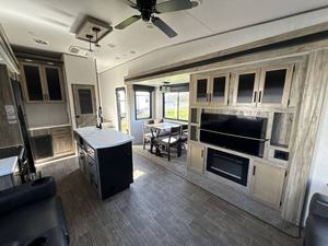 Caravane RV d'occasion 2021 F-o-r-e-s-t R-i-v-e-r A-r-c-t-i-c W-o-l-f 3550S-U-I-T-E 4x4 pour voyages - Product Image 5