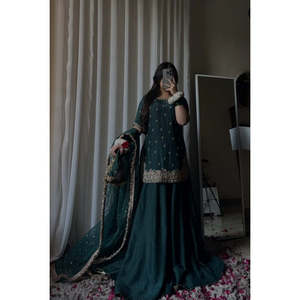 Robe de soirée vert festif en satin, faite main, coupe Empire, ligne A, style robe de bal, avec perles brillantes, fleurs et plumes, longueur ras du sol - Product Image 2