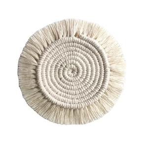 Decoración de mesa de macramé tejida, elegante acento hecho a mano para mesa de comedor, mesa de centro, entrada e interiores inspirados en Boho - Product Image 1
