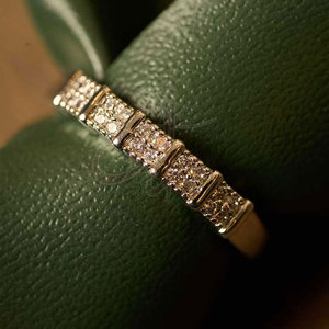 Bague en argent qui incarne l'élégance, forme basique, petites perles flottantes délicatement intégrées à chaque mouvement - Product Image 5