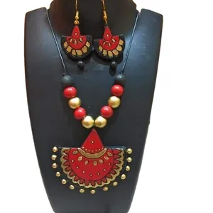 مجوهرات مصنوعة يدويًا من التيراكوتا لحفلات الأزياء 2023
