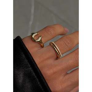 Anillo de sello con diseño de herradura de diamante, diamantes creados en laboratorio, incrustación sencilla de gemas de resina, estilo hip-hop moderno, chapado en oro rosa y rodio - Product Image 2