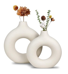 Vase de table moderne en métal creux avec des accents sculpturaux abstraits élégants pour un style de maison minimaliste et contemporain - Product Image 5