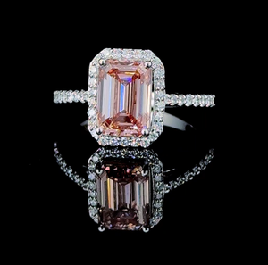 แหวนหมั้นเพชรชมพูทรงมรกตหรูหรา ประดับคริสตัลพรีเมียม พร้อมวงแหวนฝังเพชรแบบไมโครเพฟ - Product Image 2