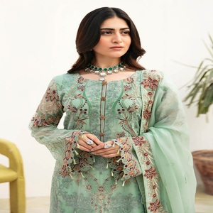 Robes Eid Robes de soirée lourdes pour femmes avec mousseline brodée Trois pièces Punjabi Costumes par Ramsha Vol A-8 Long Maxi Frock - Product Image 5