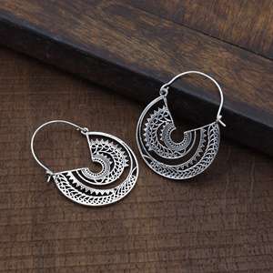 Boucles d'oreilles créoles mandala bohèmes au design tendance, en laiton tribal, plaquées argent, motif filigrane demi-lune pour femmes, pour la vente en gros/OEM/ODM - Product Image 5