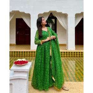 Conjunto de Traje de Gasa Verde Puro para Mujer Aarya - Product Image 3