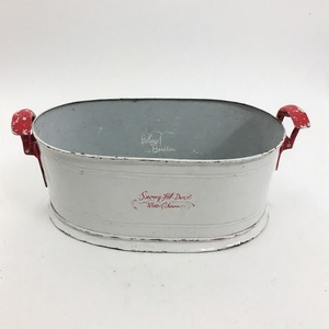 Jardinière de chalet Snowpine avec un look de vacances traditionnel conçu pour les espaces extérieurs avec des fleurs et des verts saisonniers - Product Image 3