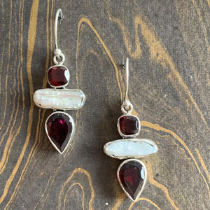 Boucles d'oreilles pendantes vintage plaquées or 18 carats avec pierres multi-geometriques (6,6 grammes) ornées de grenat, diamant, quartz et perle - Product Image 1