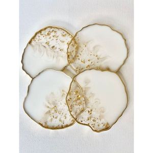 Dessous de verre géométriques en résine au design fait main de qualité supérieure pour une touche de couleur dans une maison contemporaine - Product Image 1